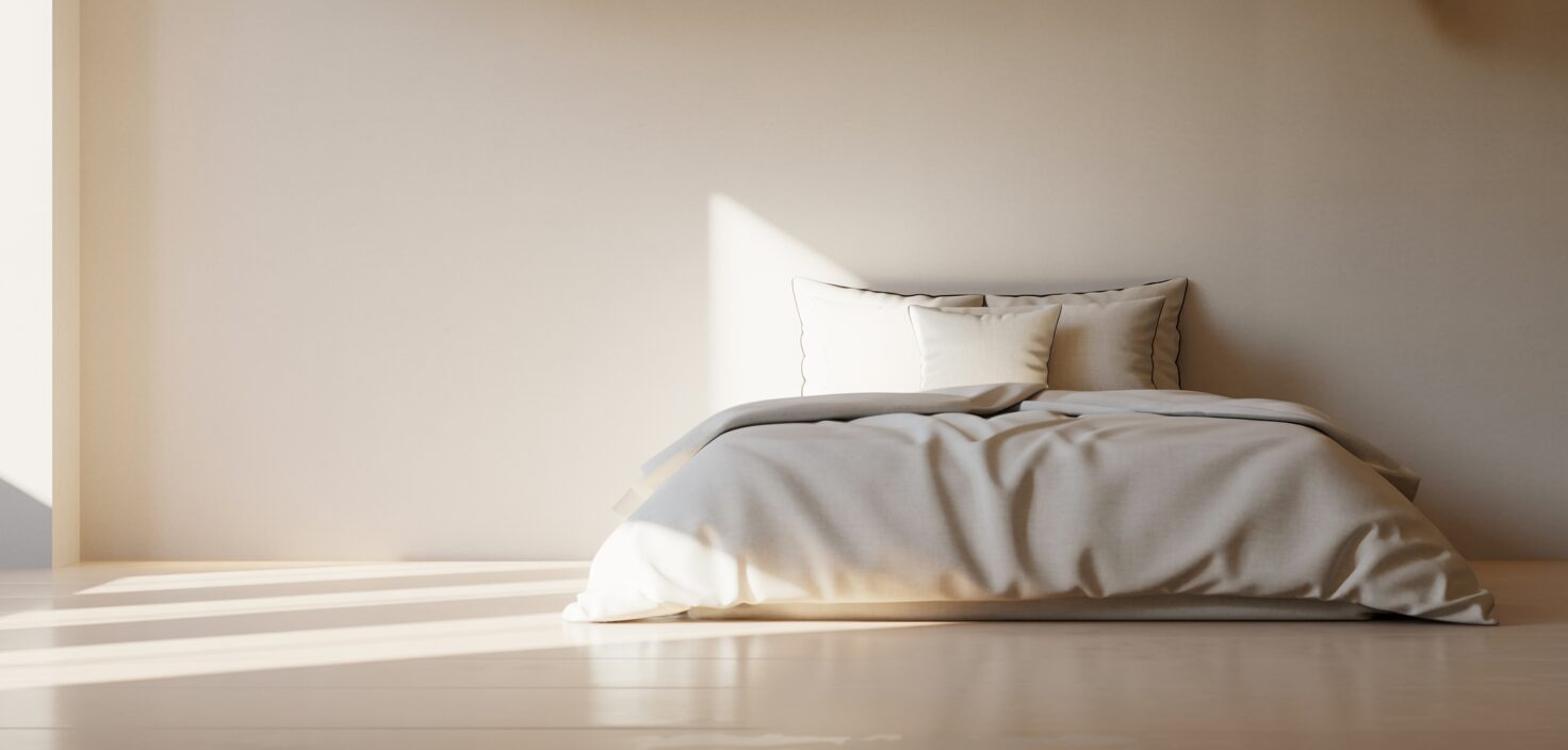 En fotorealistisk bild av ett solbelyst sovrum med rent sänglinne.